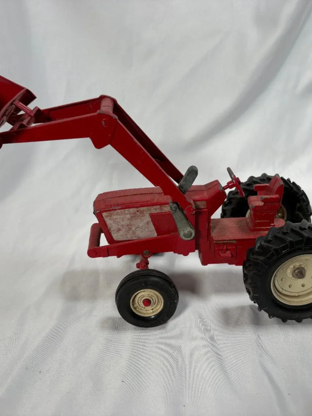Vintage Ertl International Harvester Tractor Loader & Wagon 1:16
